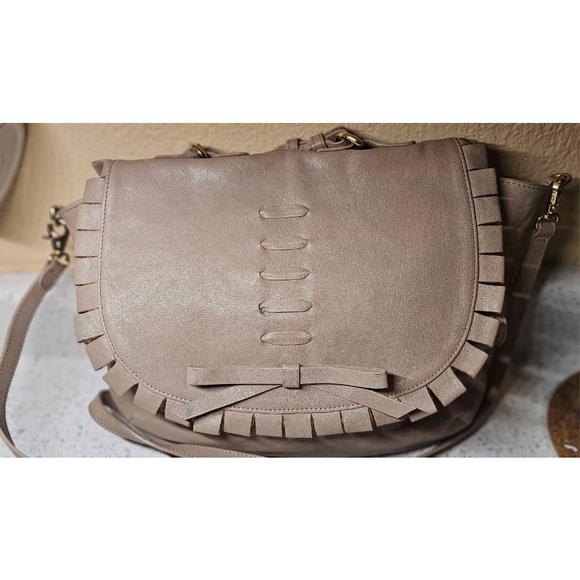 Charming Red(V) leather 2 way wear cross-body with a stylish fringe bow detail - Picture 2 of 12